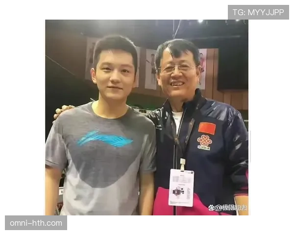 樊振东训练完随手啃个馒头，这自律我真看愣了